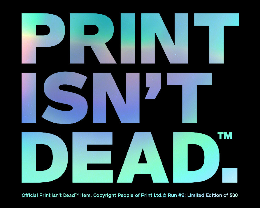 Offizieller schillernder Print Isn't Dead™-Aufkleber – Auflage 2: Limitierte Auflage von 500 Stück